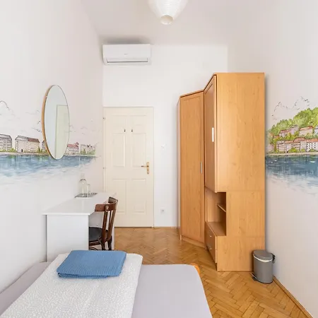 Gellerico At Deak Square