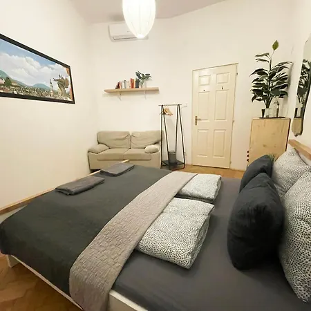 Gellerico At Deak Square Budapest