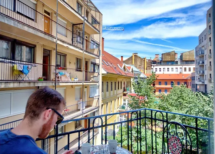 Gellerico At Deak Square